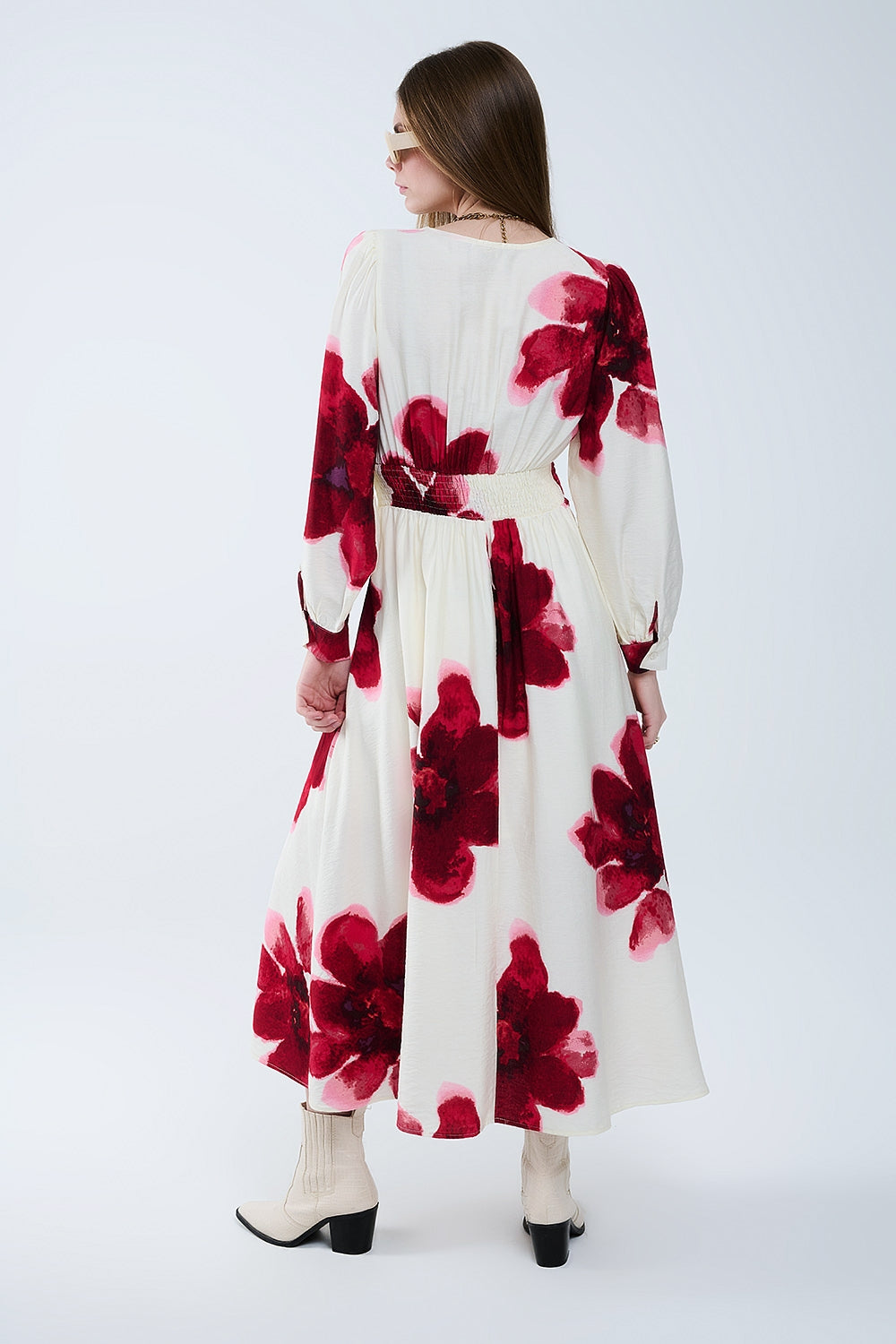 Vestido midi cruzado beige con estampado floral tropical rojo y mangas largas Q2