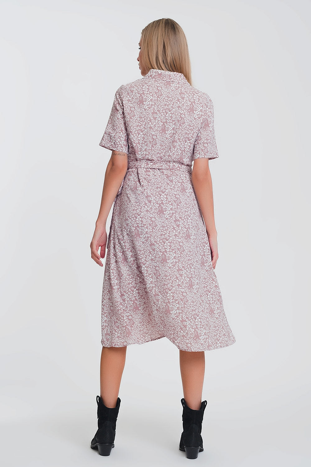 Vestido midi cruzado con estampado floral en rosa Q2
