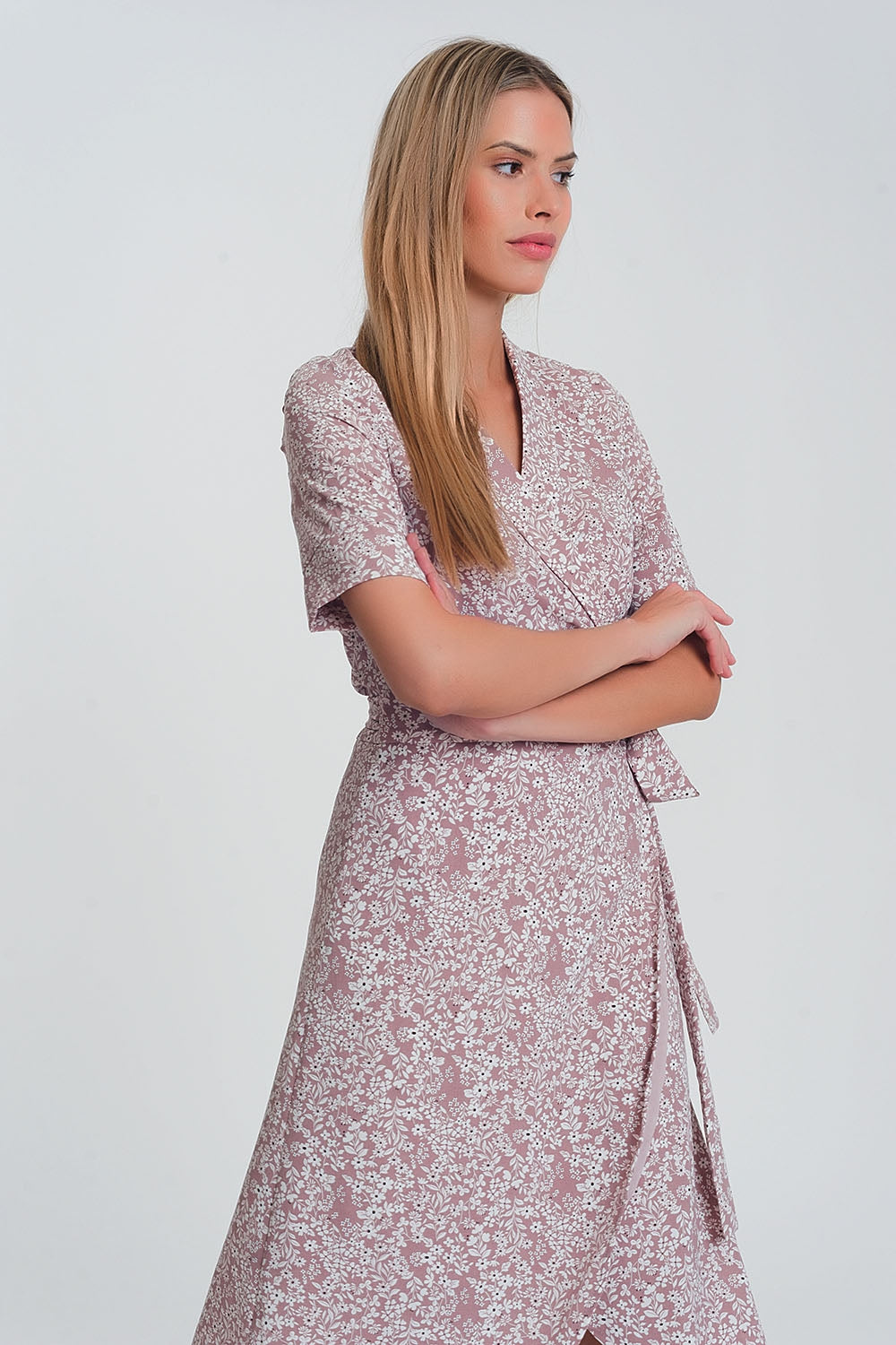 Vestido midi cruzado con estampado floral  en rosa Q2