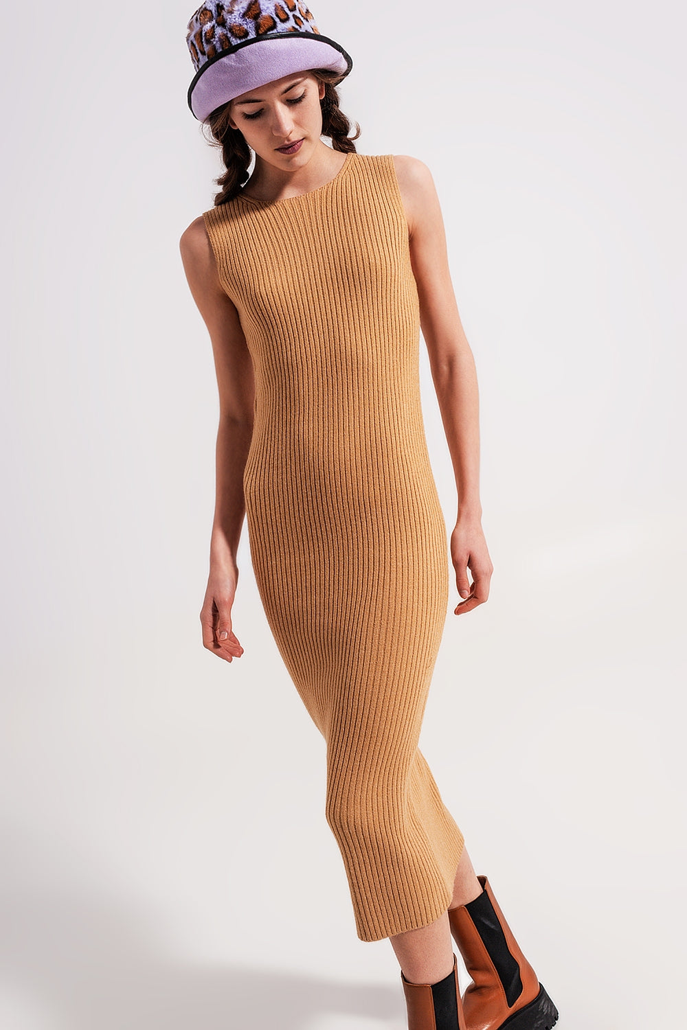 Vestido midi de canalé con cuello redondo en beige Q2