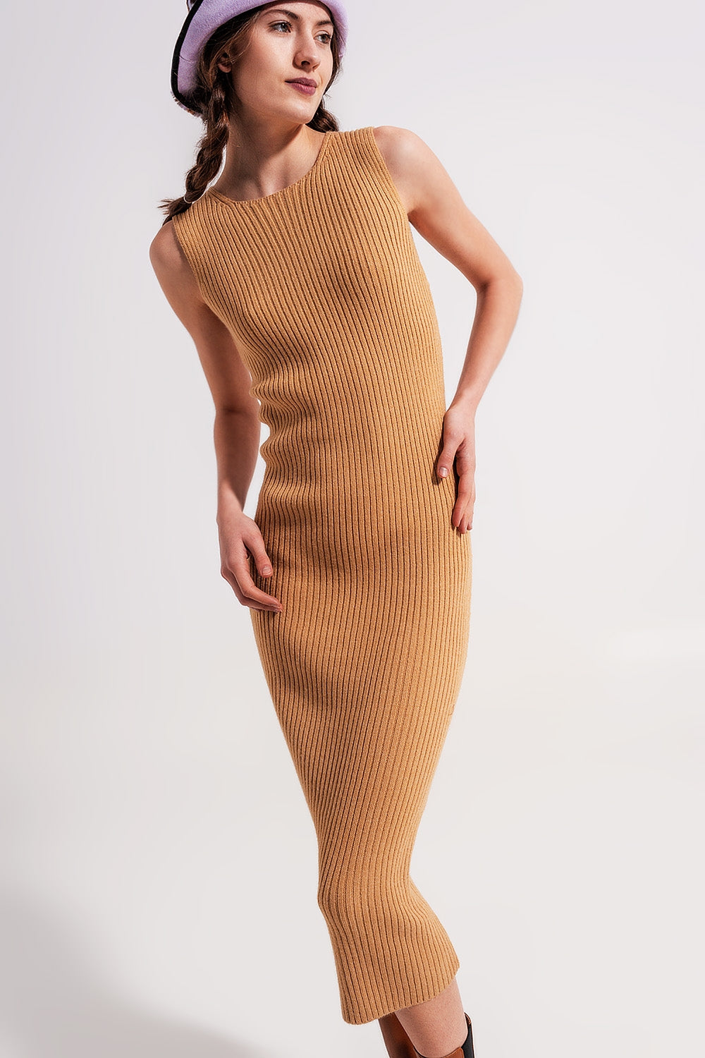 Vestido midi de canalé con cuello redondo en beige Q2