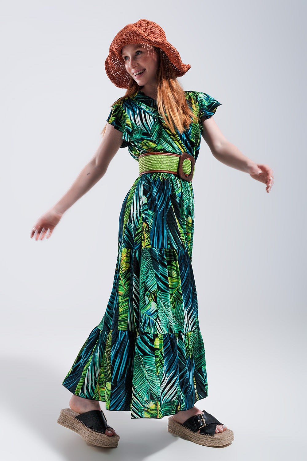 Vestido midi de manga corta y falda escalonada con estampado tropical Q2
