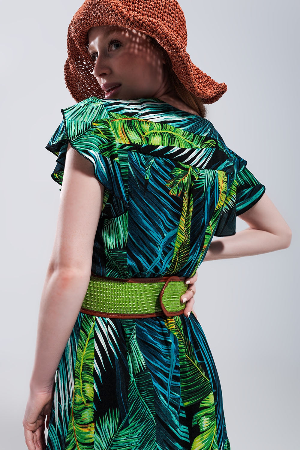 Vestido midi de manga corta y falda escalonada con estampado tropical Q2