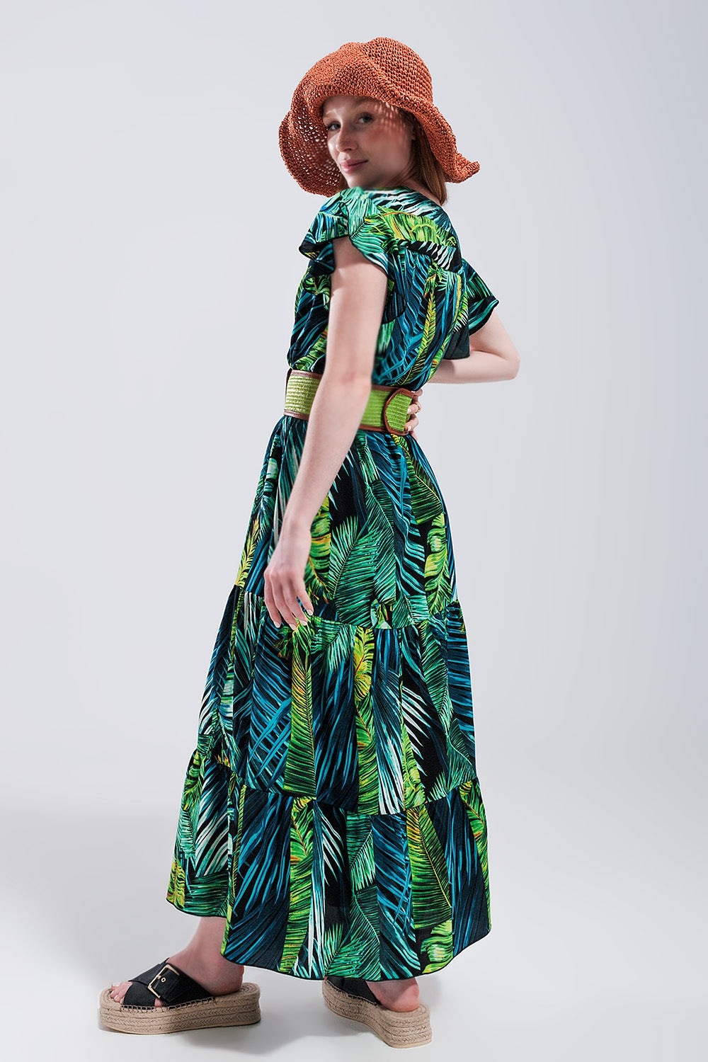 Vestido midi de manga corta y falda escalonada con estampado tropical Q2