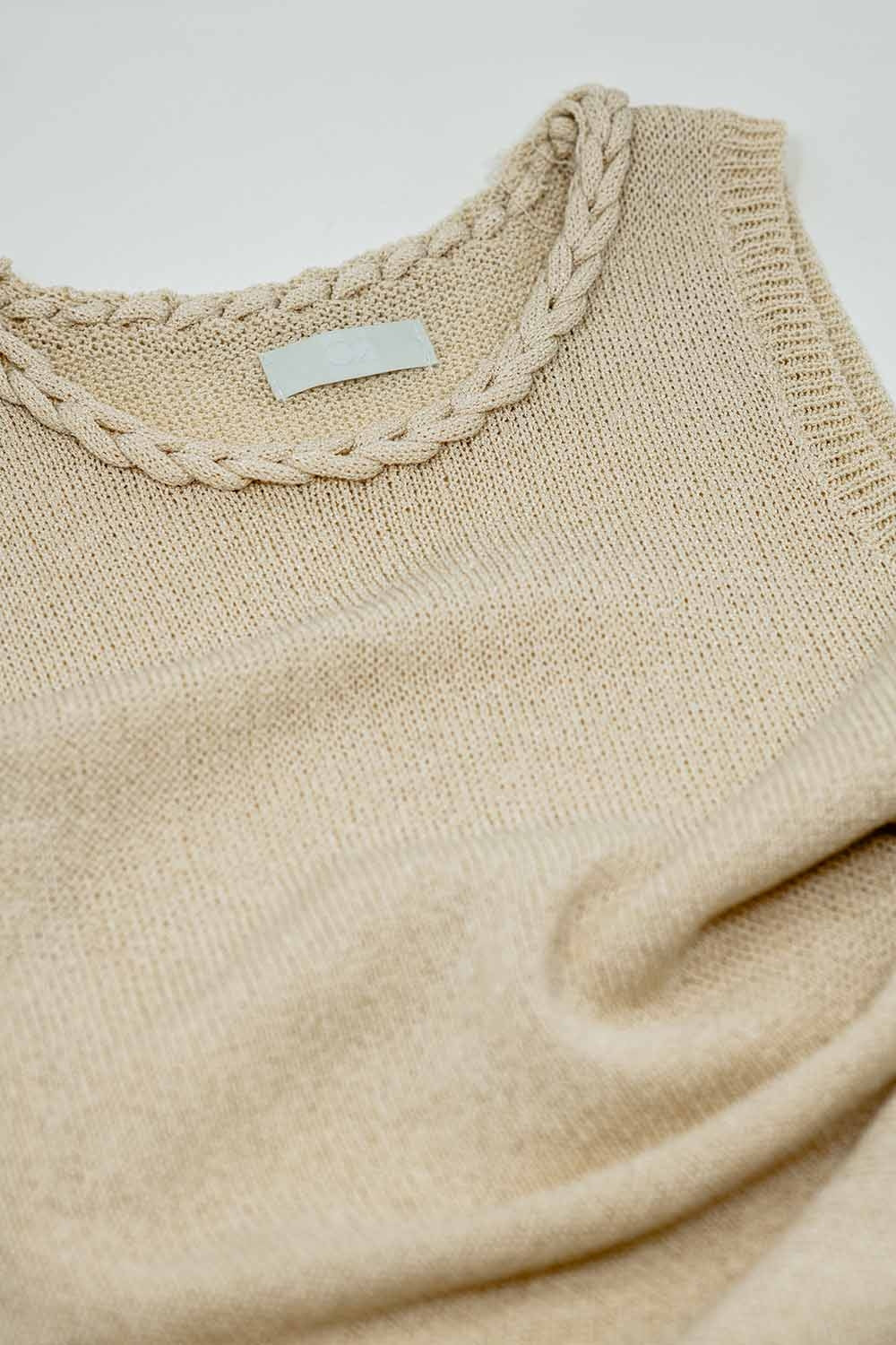 Vestido midi de punto con detalle trenzado en color beige Q2