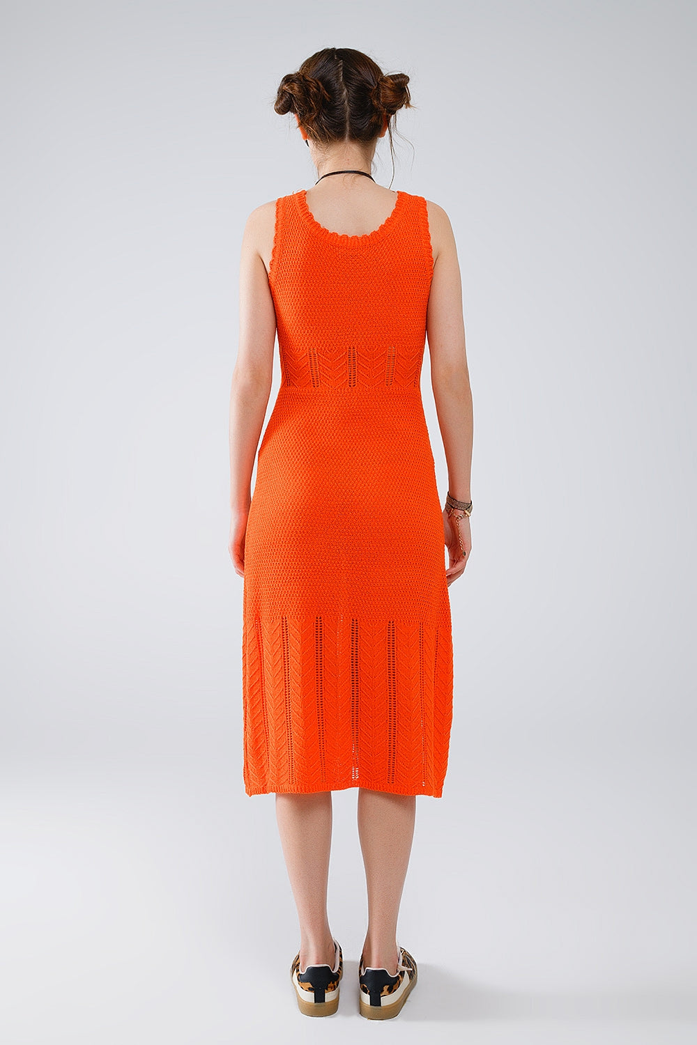 Vestido midi de punto naranja sin mangas y cuello redondo Q2