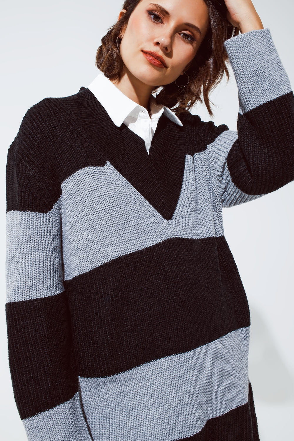 Vestido midi de punto oversize con rayas y amplio escote en pico Q2