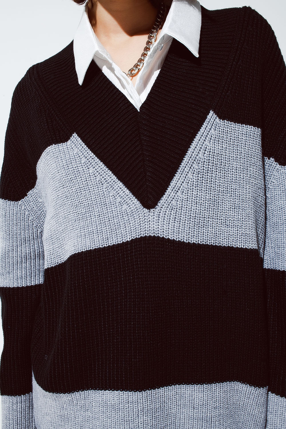 Vestido midi de punto oversize con rayas y amplio escote en pico Q2