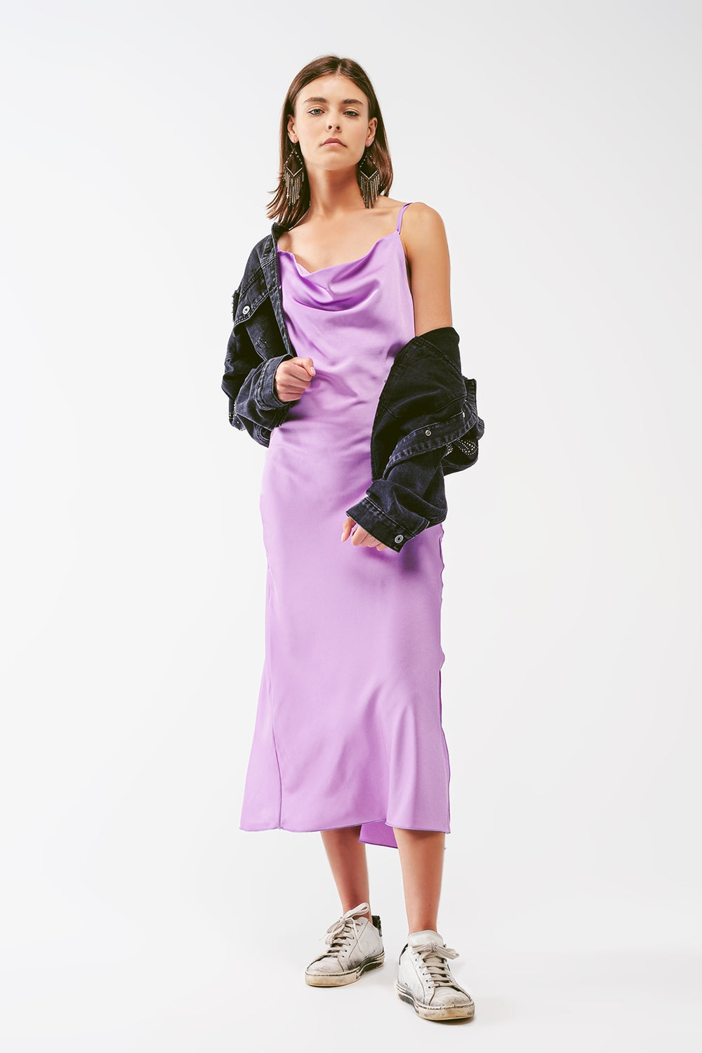 Vestido midi de satén con cuello drapeado en lila Q2