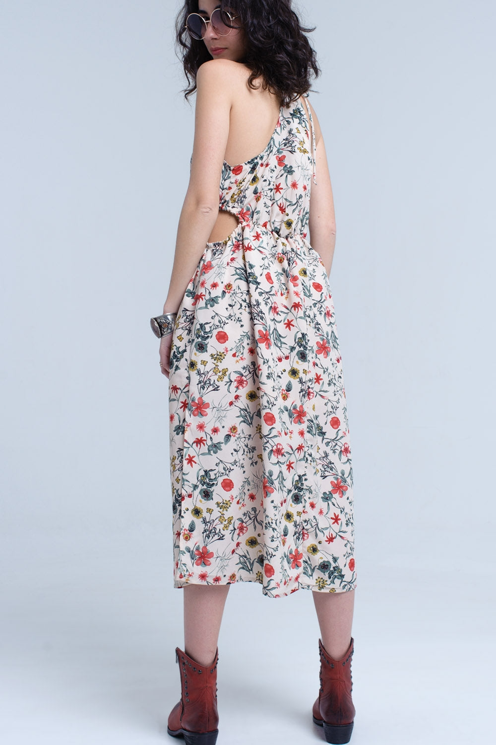 Vestido midi floral beige con cuello alto y aberturas Q2