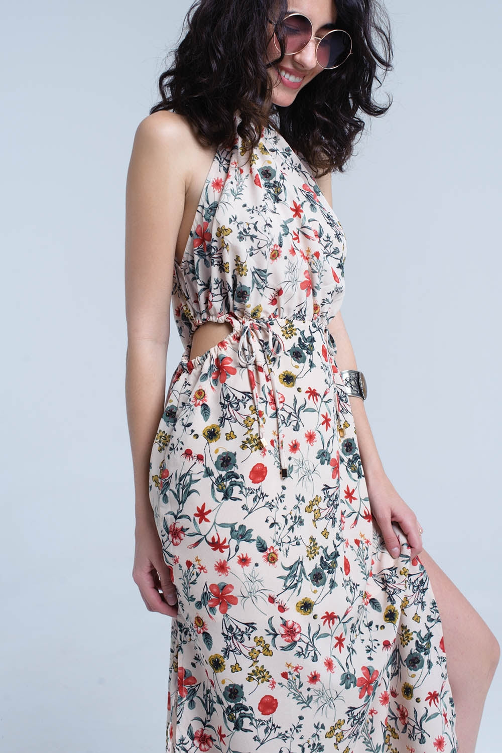 Vestido midi floral beige con cuello alto y aberturas Q2