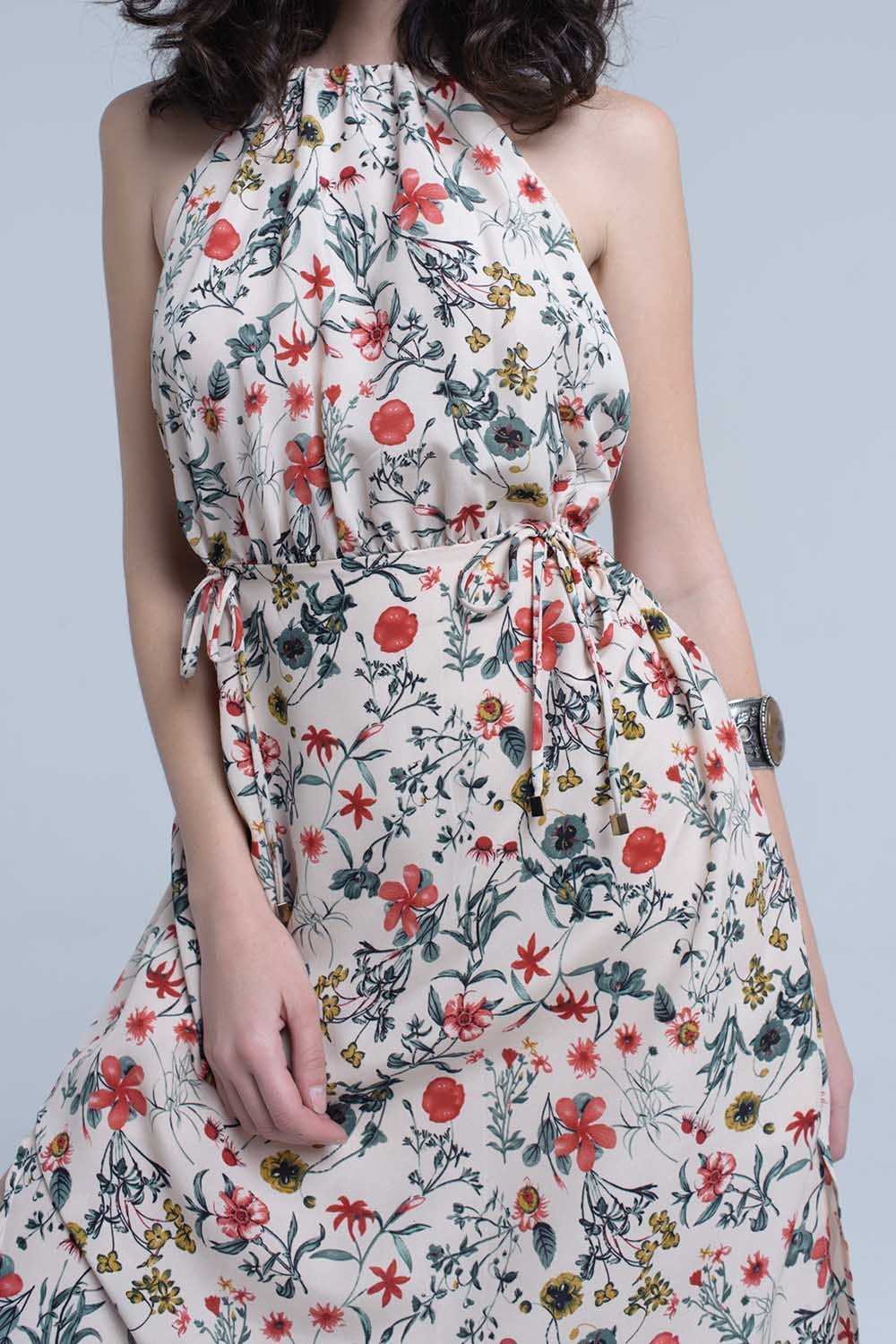 Vestido midi floral beige con cuello alto y aberturas Q2