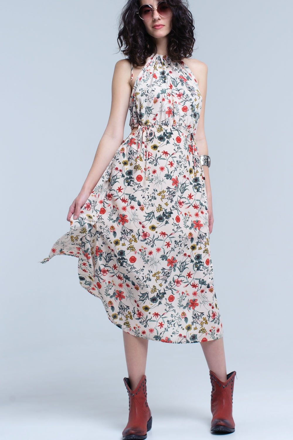 Vestido midi floral beige con cuello alto y aberturas Q2