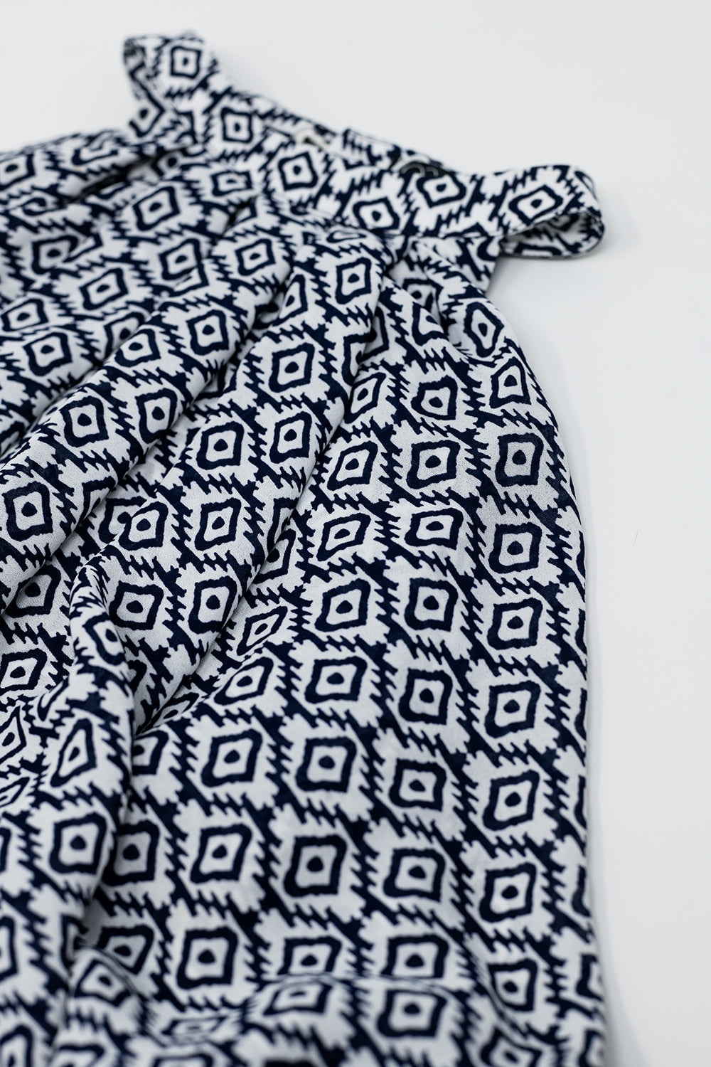 Vestido Midi Halter A Capas En Blanco y Negro Q2