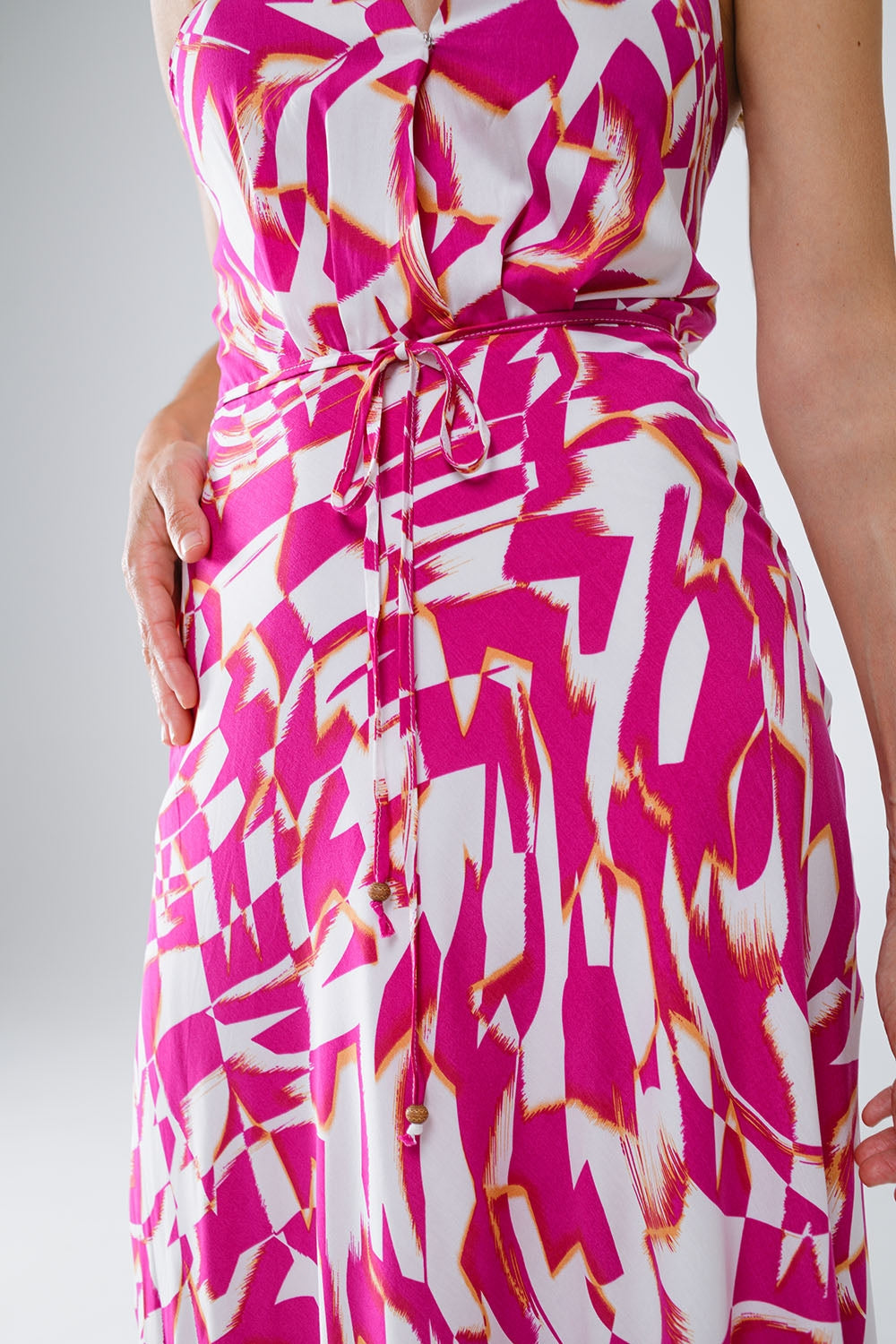 Vestido midi halter con cintura ceñida en estampado abstracto fuchsia y blanco Q2