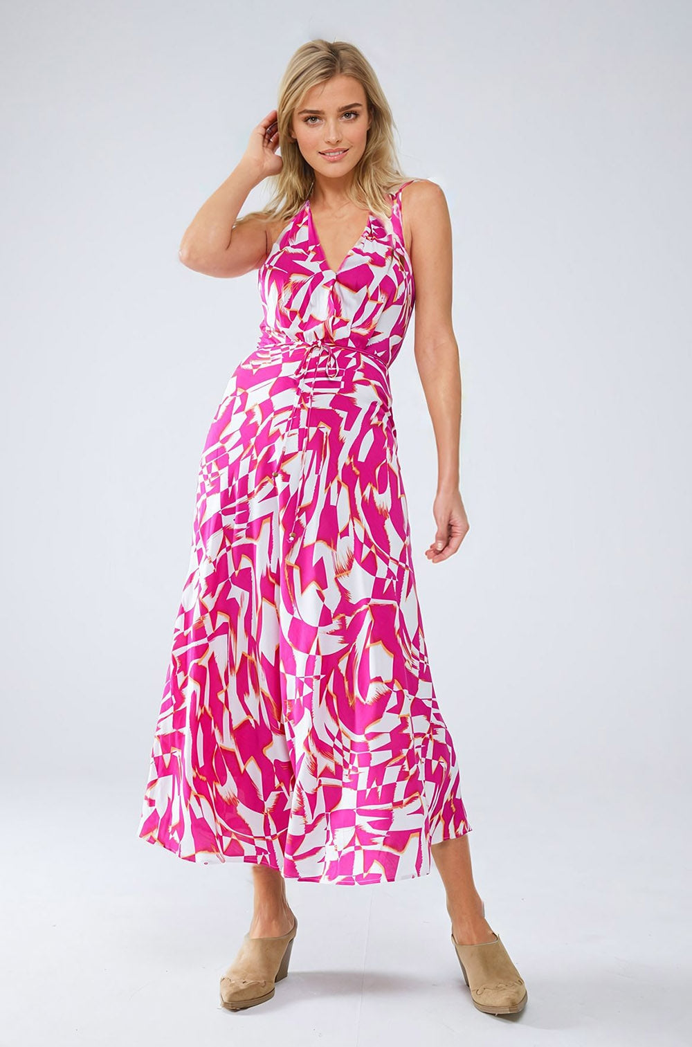 Vestido midi halter con cintura ceñida en estampado abstracto fuchsia y blanco Q2