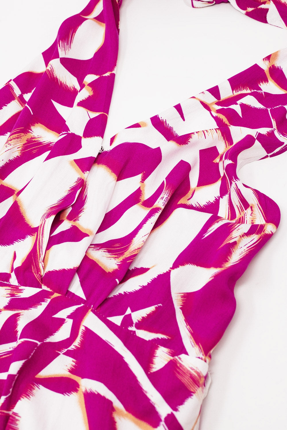 Vestido midi halter con cintura ceñida en estampado abstracto fuchsia y blanco Q2