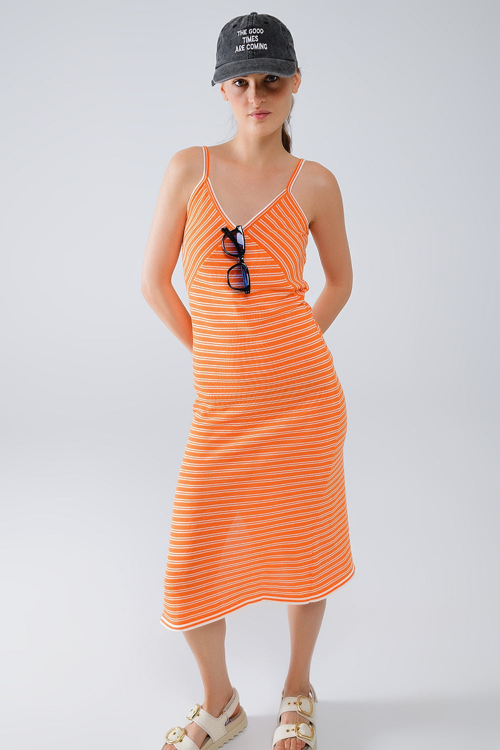 Vestido midi naranja con rayas y tirantes finos Q2