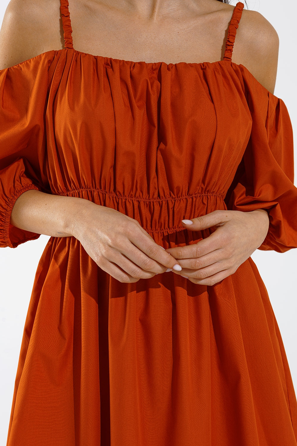 Vestido midi naranja de manga corta y tirantes Q2