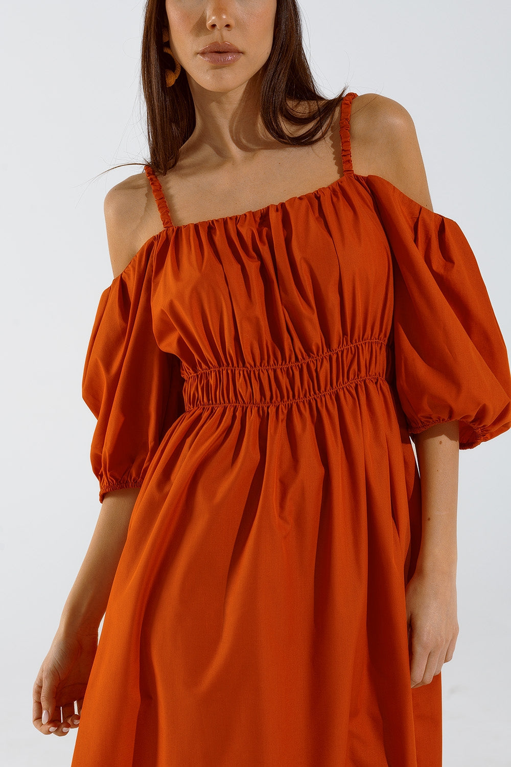 Vestido midi naranja de manga corta y tirantes Q2