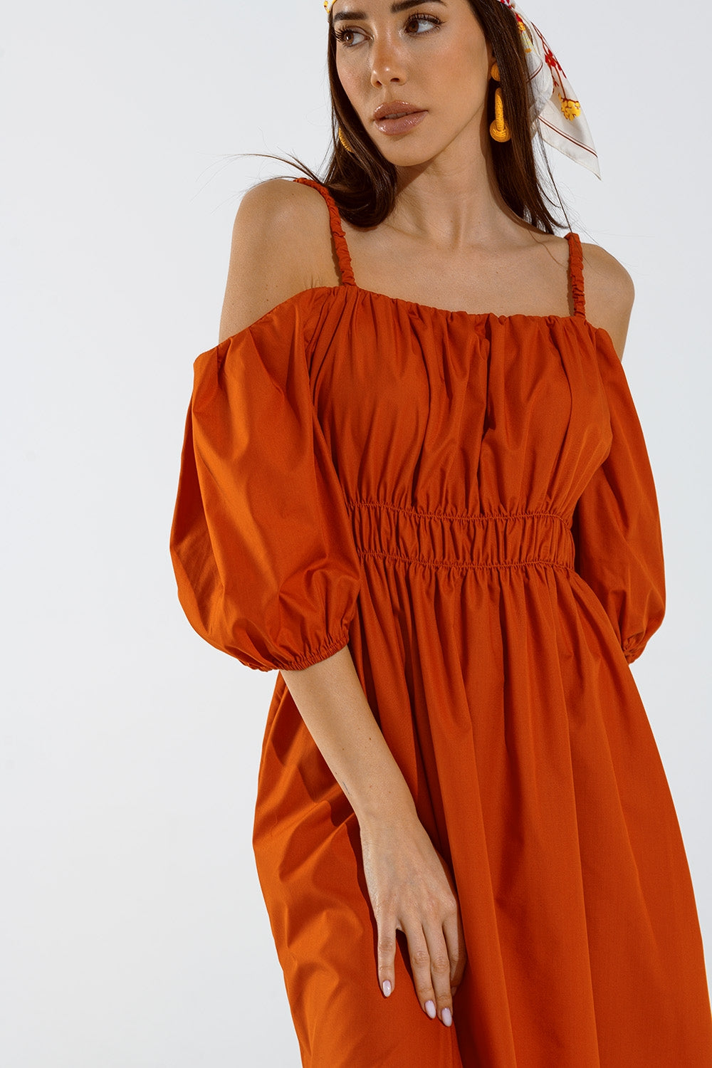 Vestido midi naranja de manga corta y tirantes Q2
