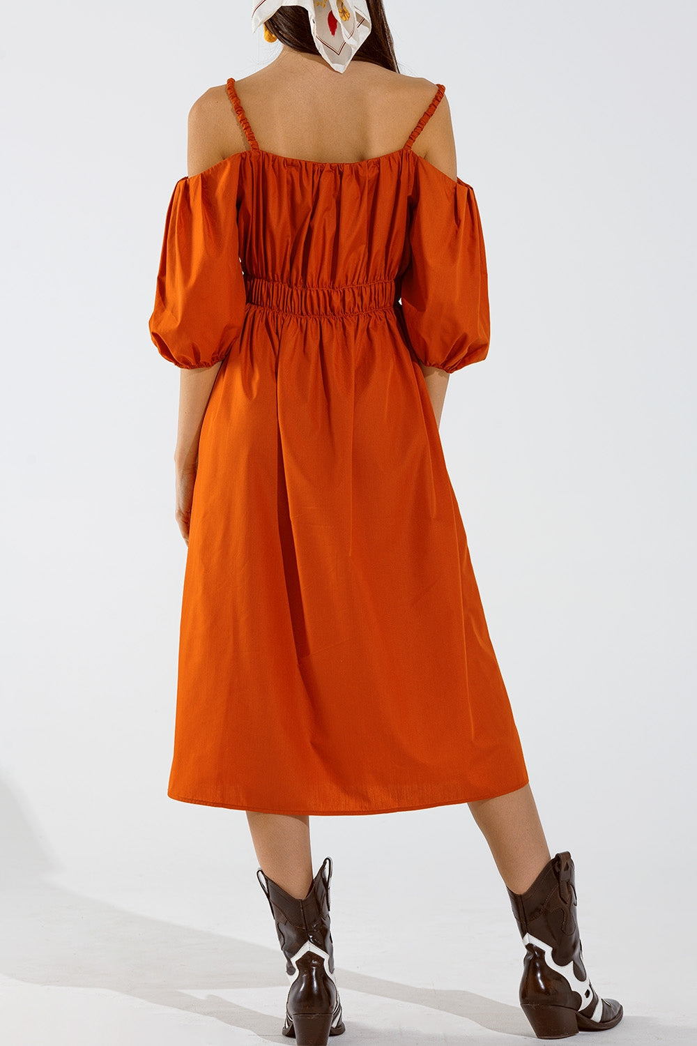Vestido midi naranja de manga corta y tirantes Q2