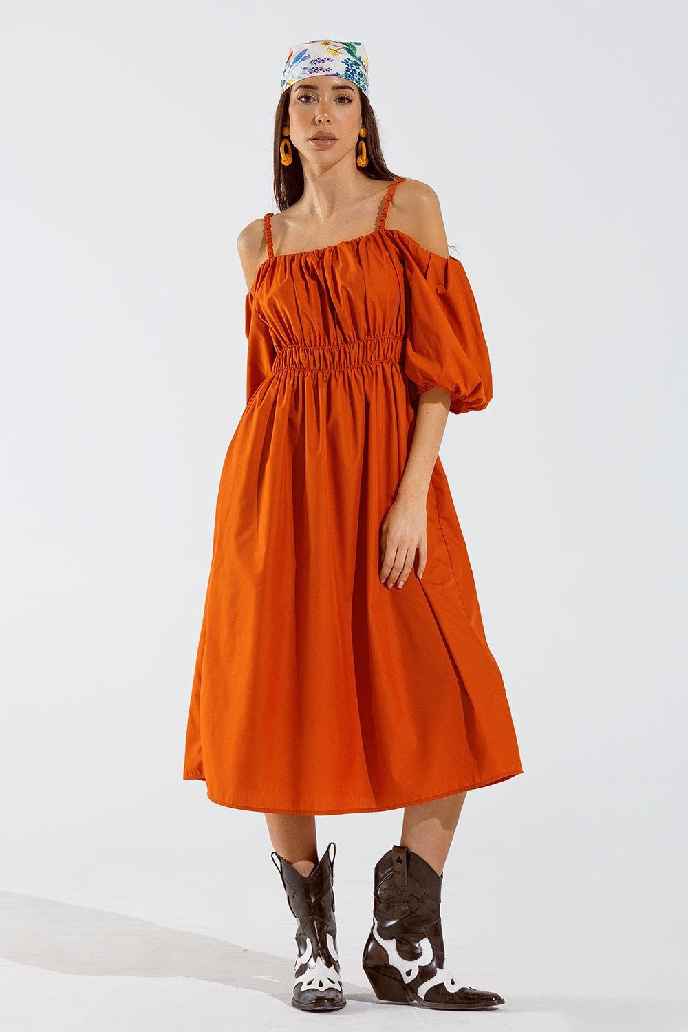Vestido midi naranja de manga corta y tirantes Q2