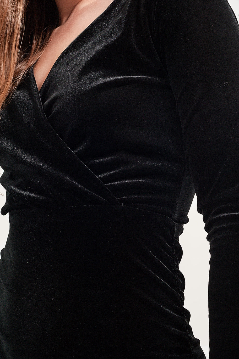 Vestido midi negro manga larga de terciopelo Q2
