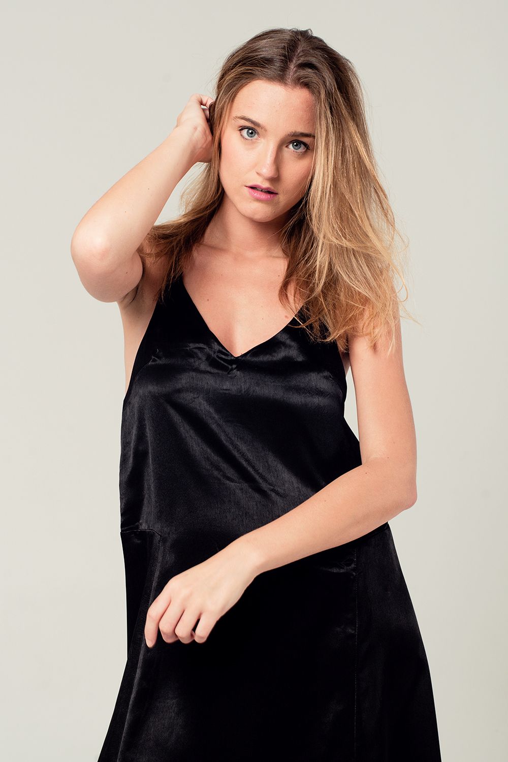 Vestido midi satinado con detalle en la espalda en color negro Q2