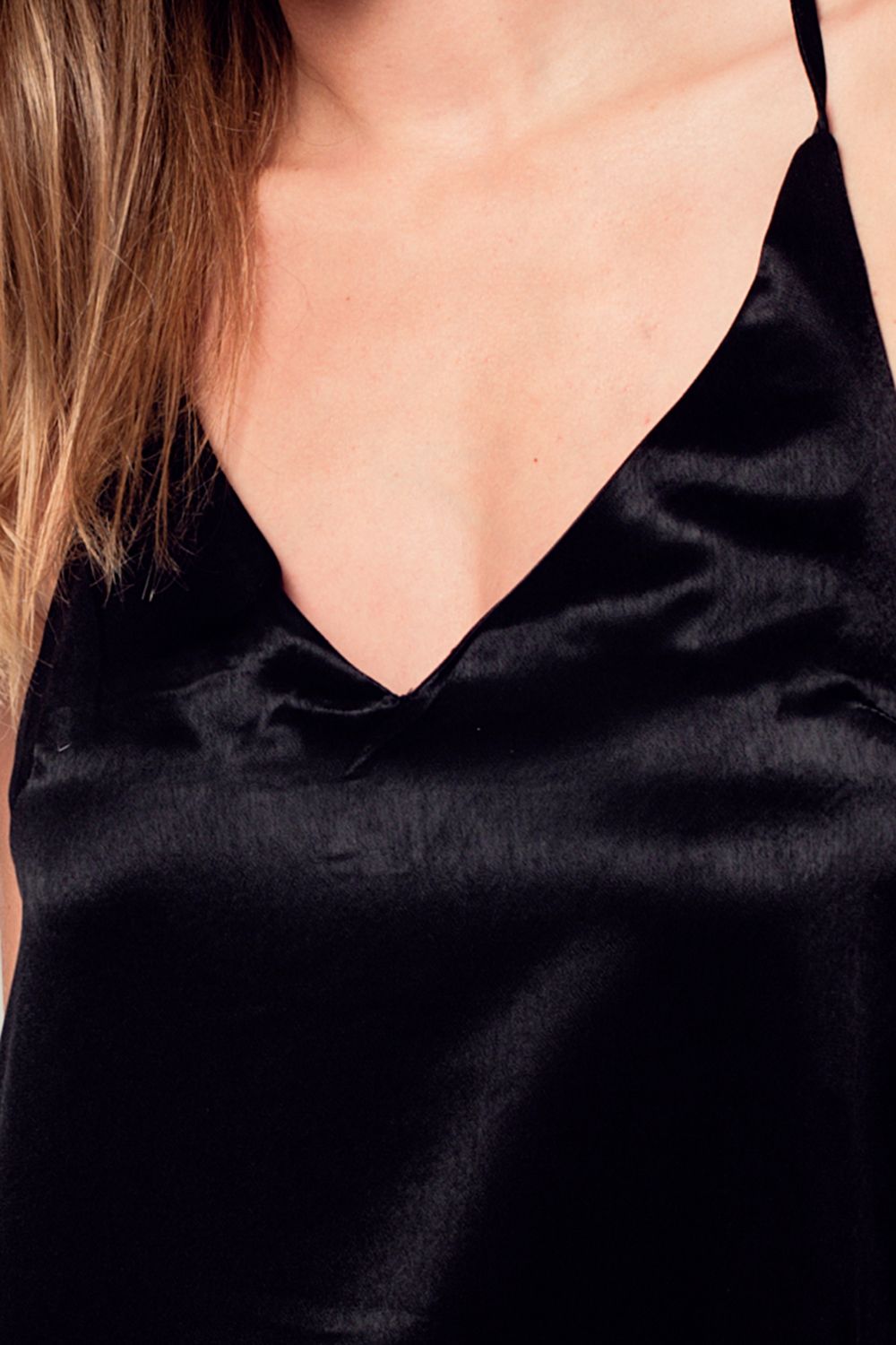 Vestido midi satinado con detalle en la espalda en color negro Q2