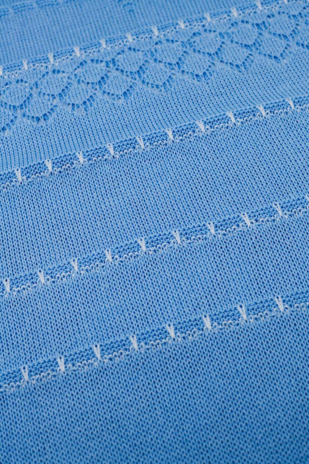 Vestido midi sin mangas azul bebé con escote en pico y diseño de ganchillo Q2