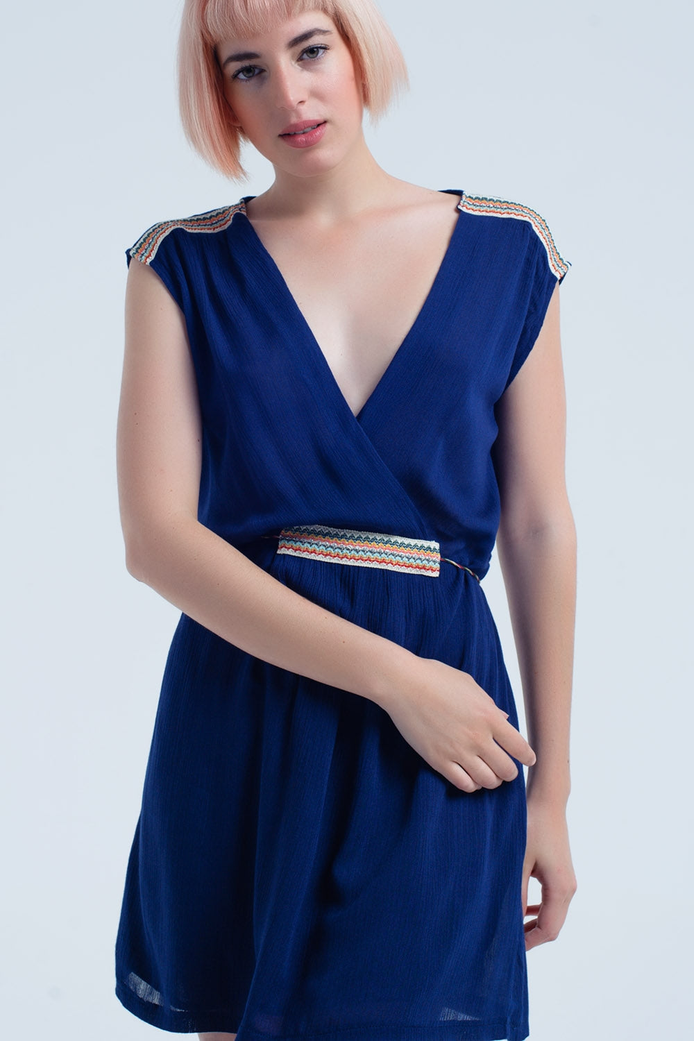 Vestido mini azul marino con bordados Q2