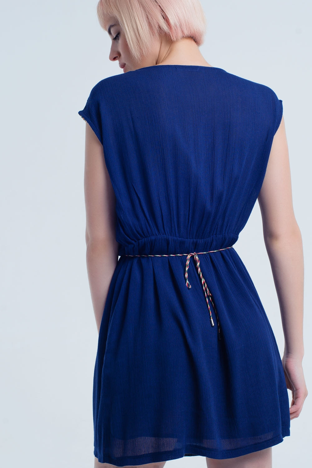 Vestido mini azul marino con bordados Q2