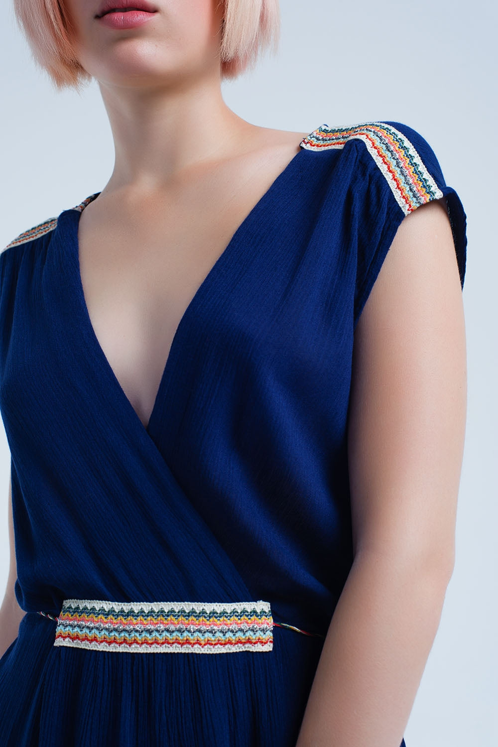 Vestido mini azul marino con bordados Q2