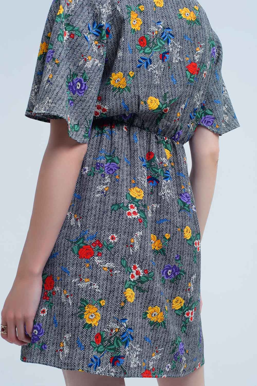 Vestido mini con abertura y flores de colores impresas Q2