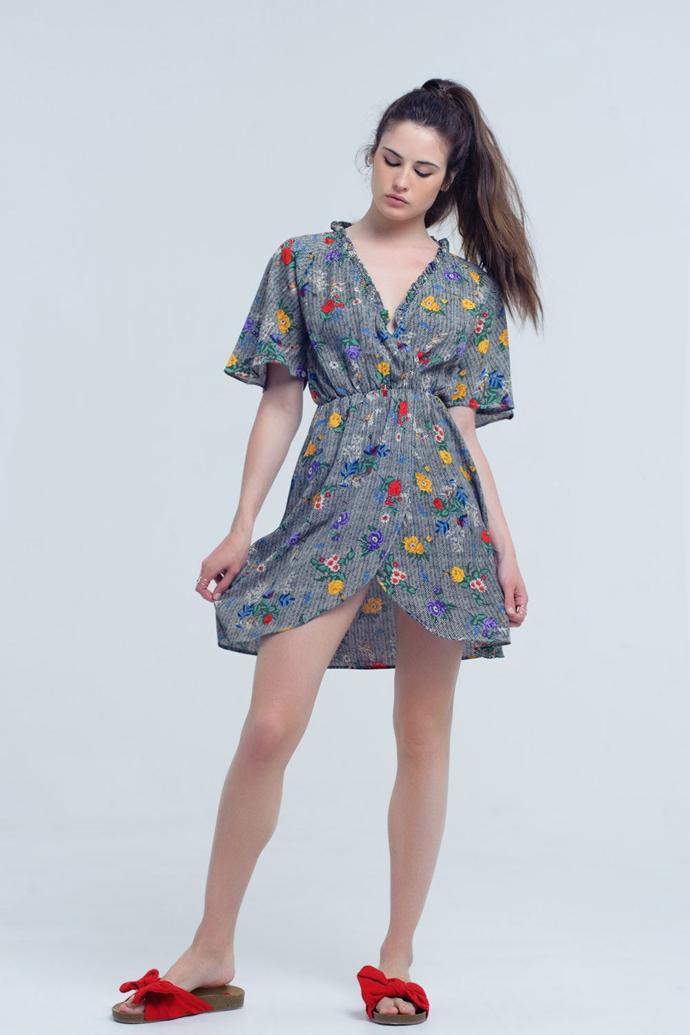 Vestido mini con abertura y flores de colores impresas Q2