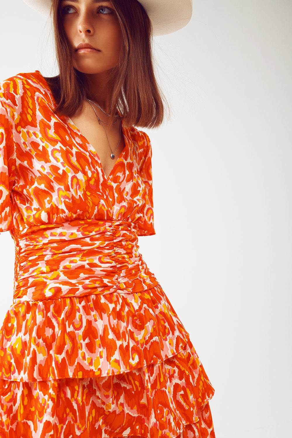 Vestido mini con escote en V y estampado floral en naranja Q2