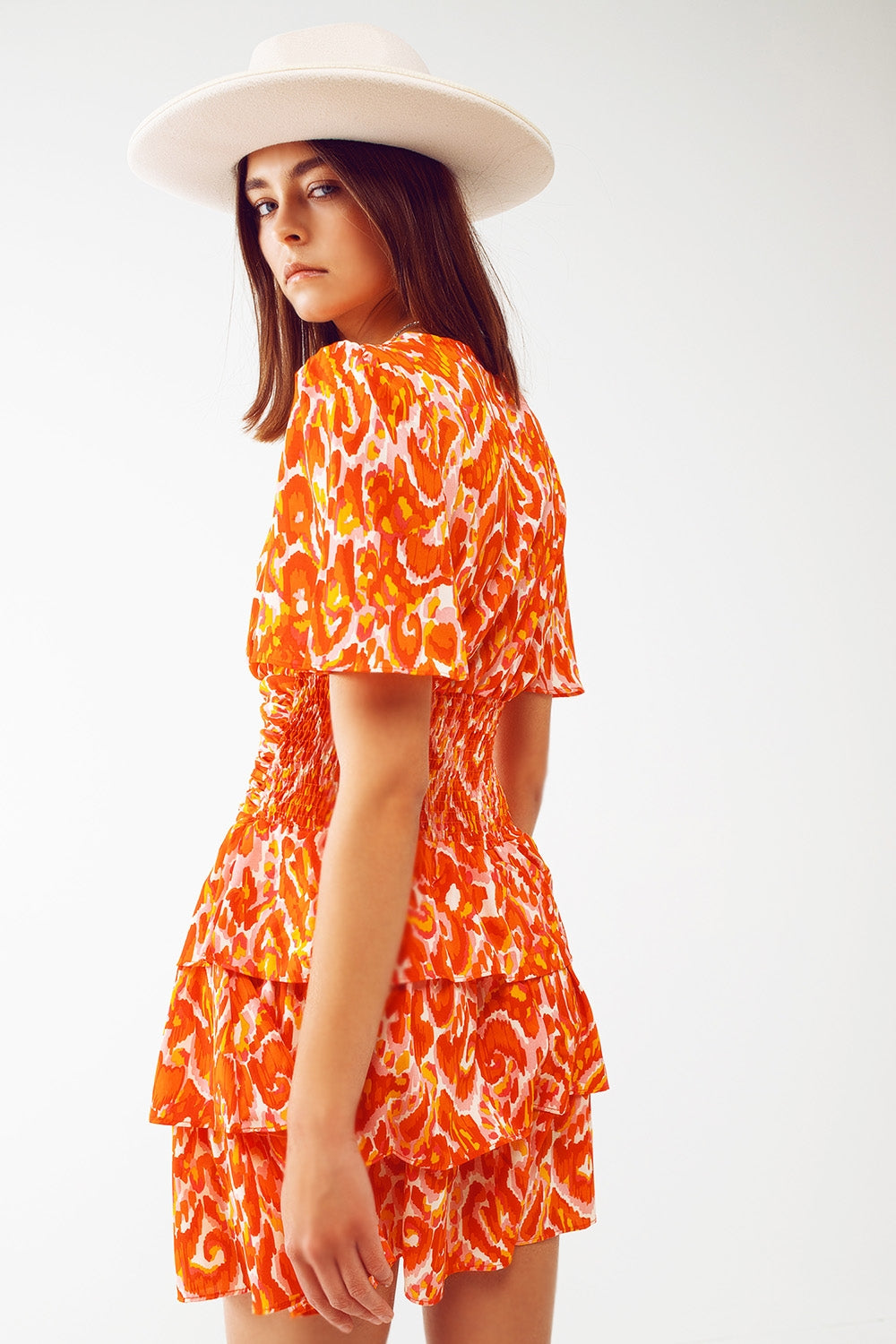Vestido mini con escote en V y estampado floral en naranja Q2