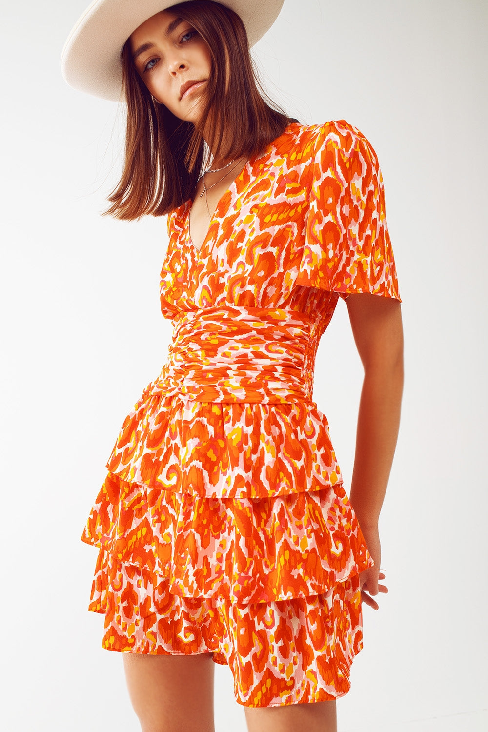 Vestido mini con escote en V y estampado floral en naranja Q2
