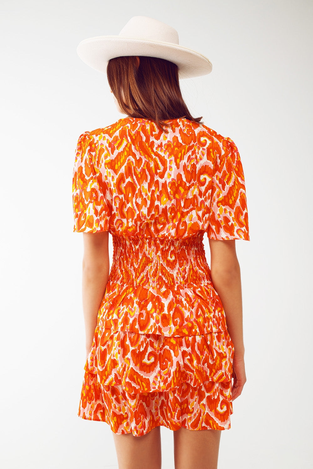 Vestido mini con escote en V y estampado floral en naranja Q2