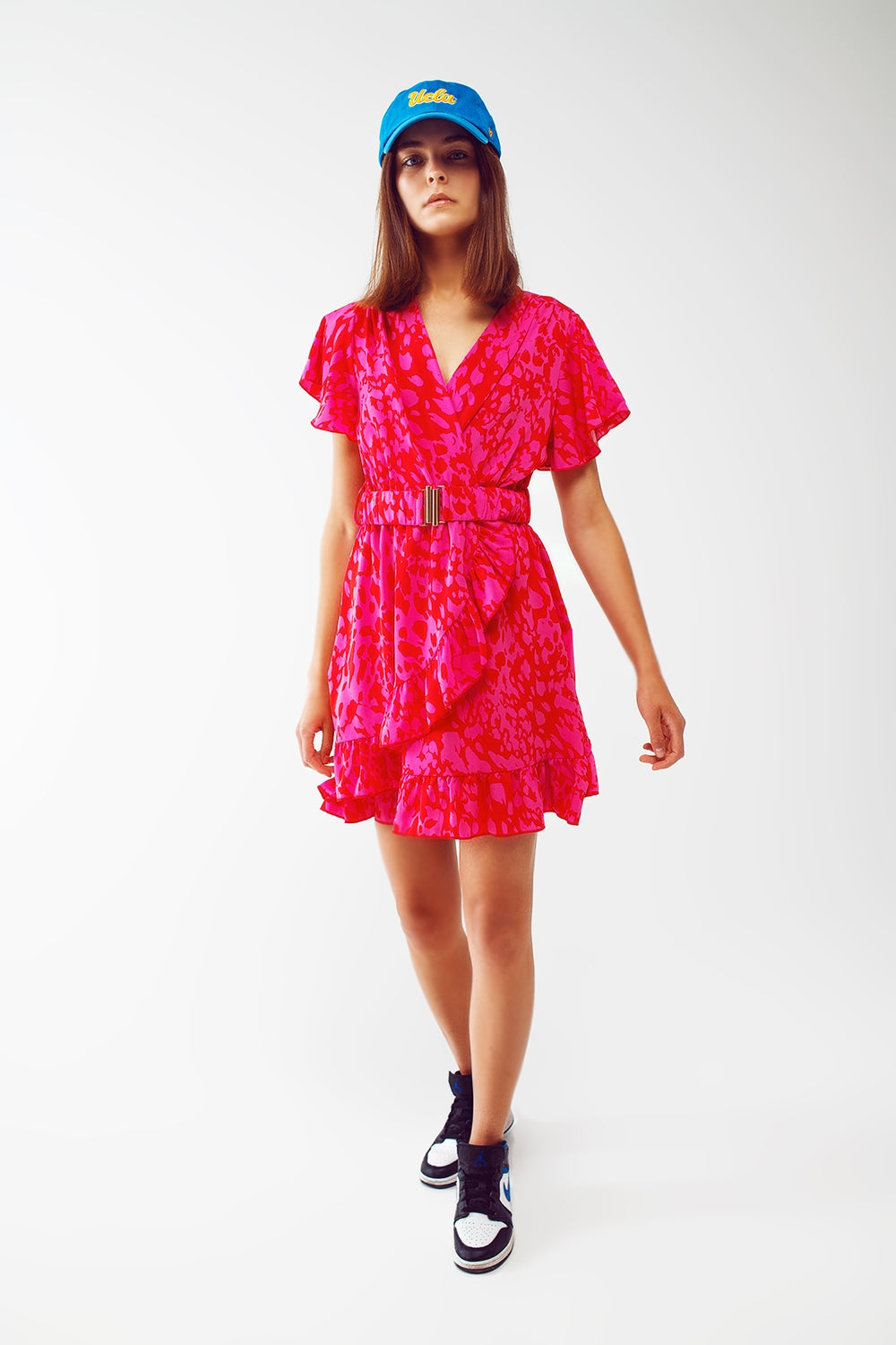 Vestido mini con estampado animal cinturón y diseño cruzado en fucsia Q2