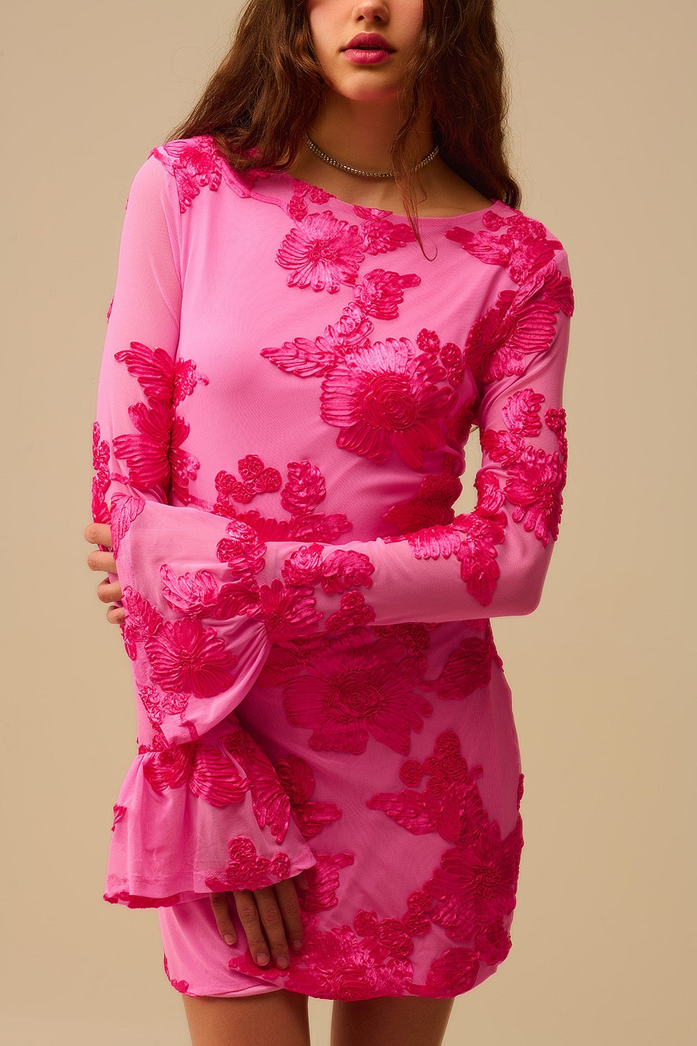 Vestido mini de gasa fucsia con brocado floral Q2