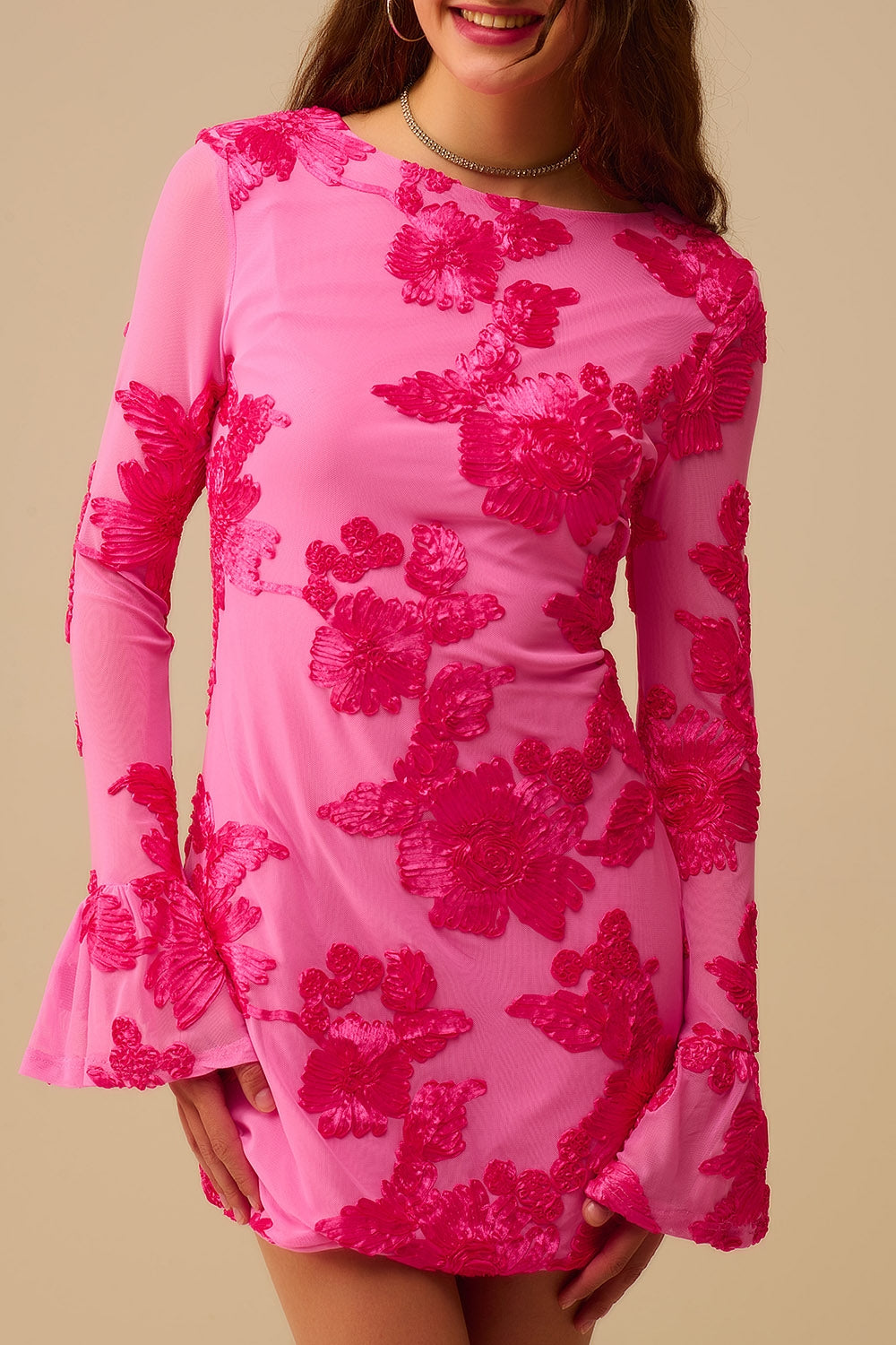 Vestido mini de gasa fucsia con brocado floral Q2
