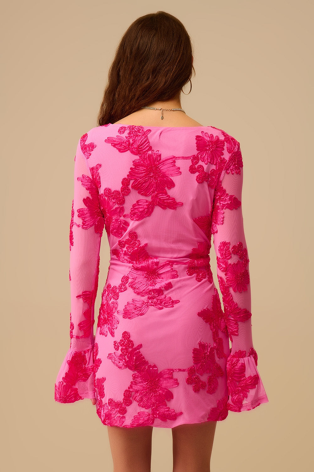 Vestido mini de gasa fucsia con brocado floral Q2