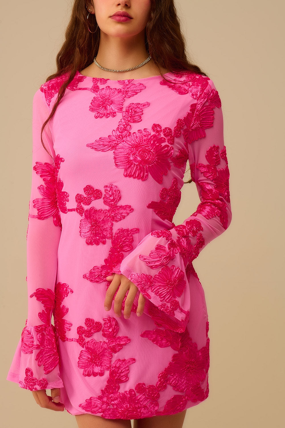 Vestido mini de gasa fucsia con brocado floral Q2