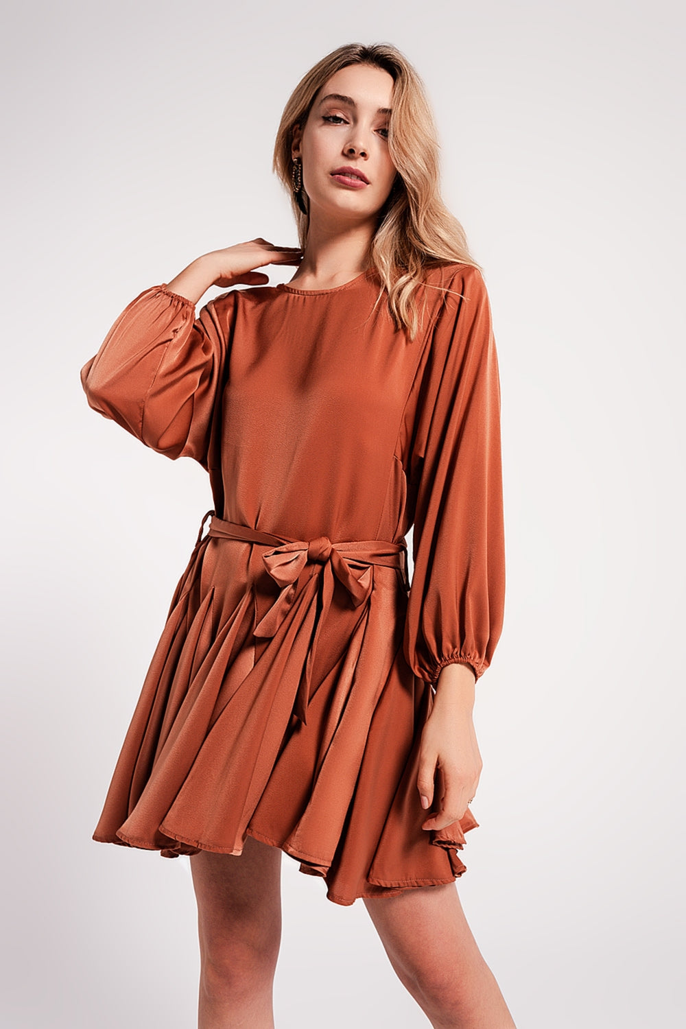 Vestido mini naranja con cinturón a juego de satén Q2