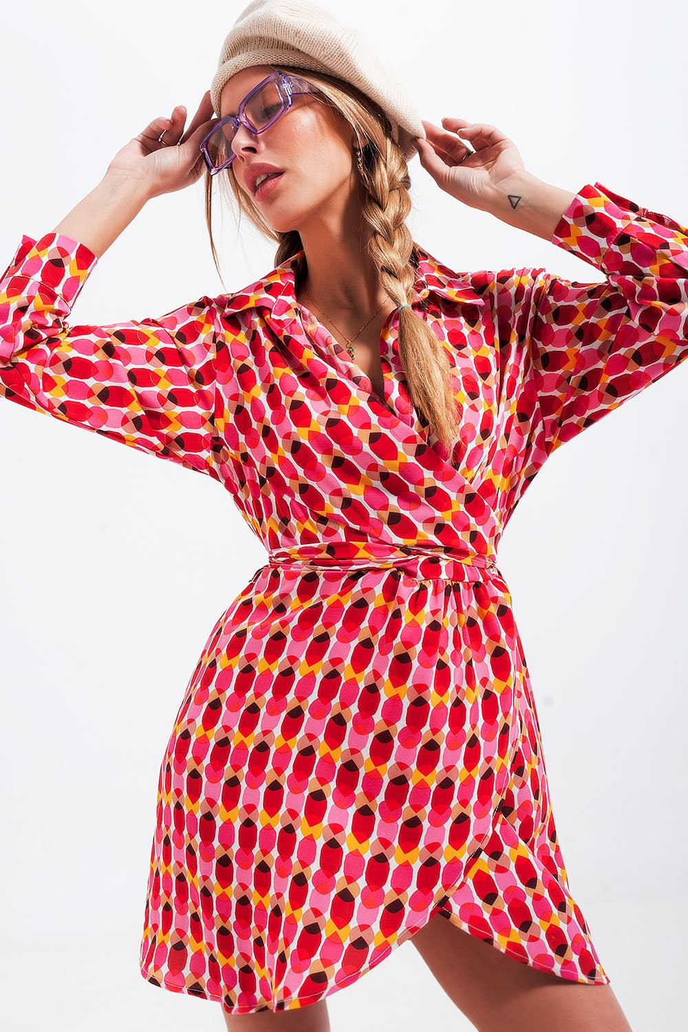 Vestido mini rojo con estampado lazada en la cintura y botones en la parte delantera Q2