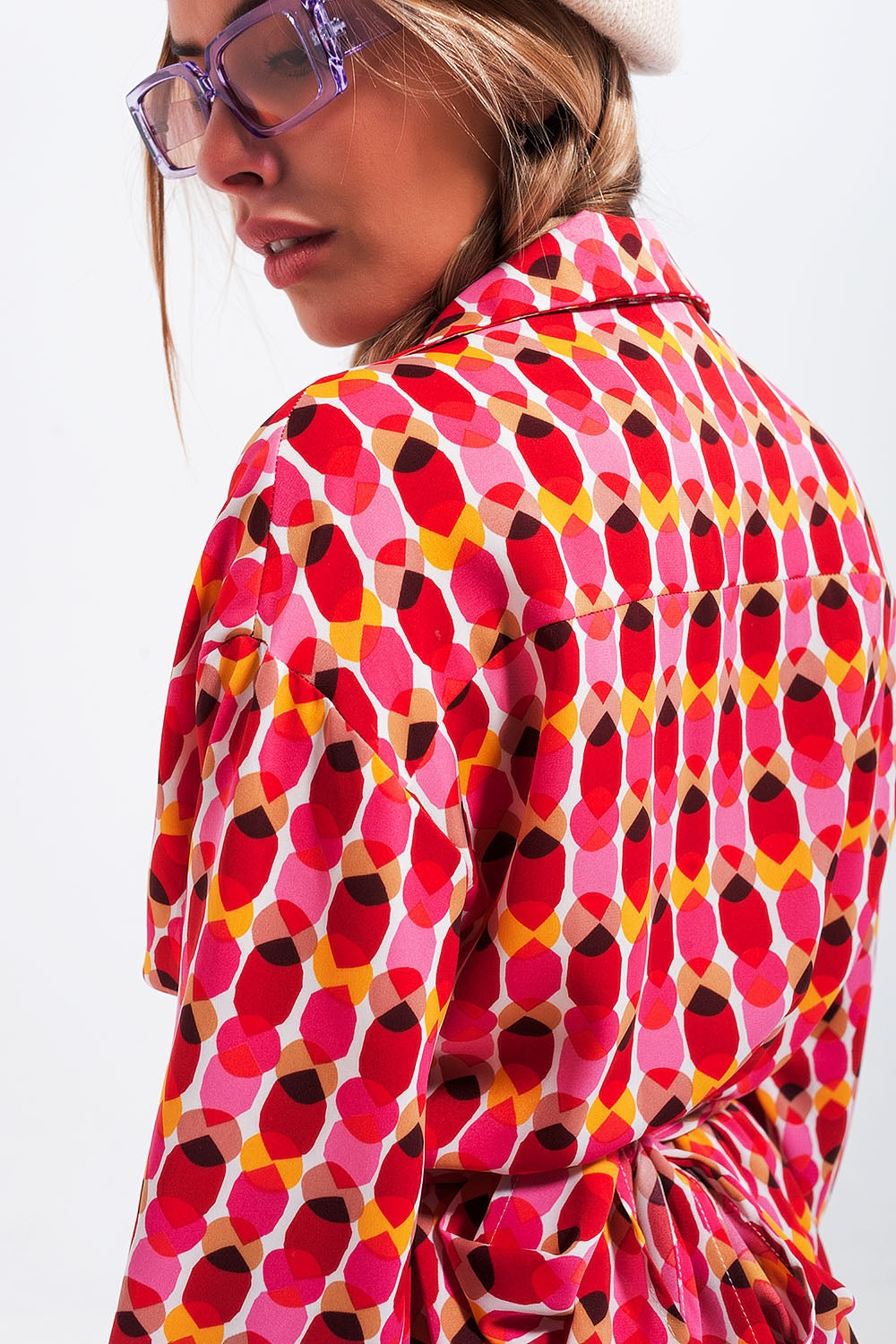 Vestido mini rojo con estampado lazada en la cintura y botones en la parte delantera Q2