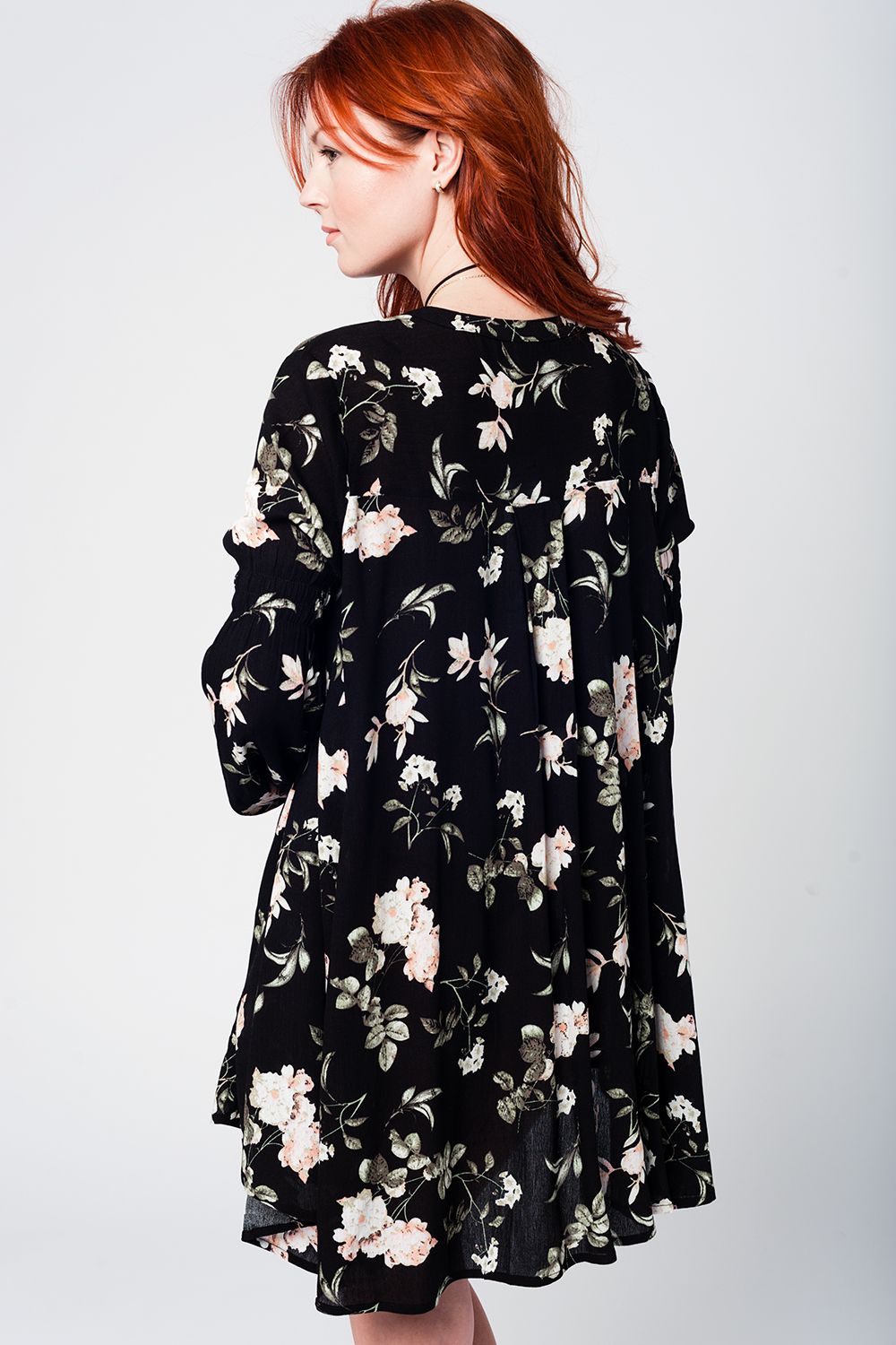 Vestido negro con estampado floral y vuelo Q2