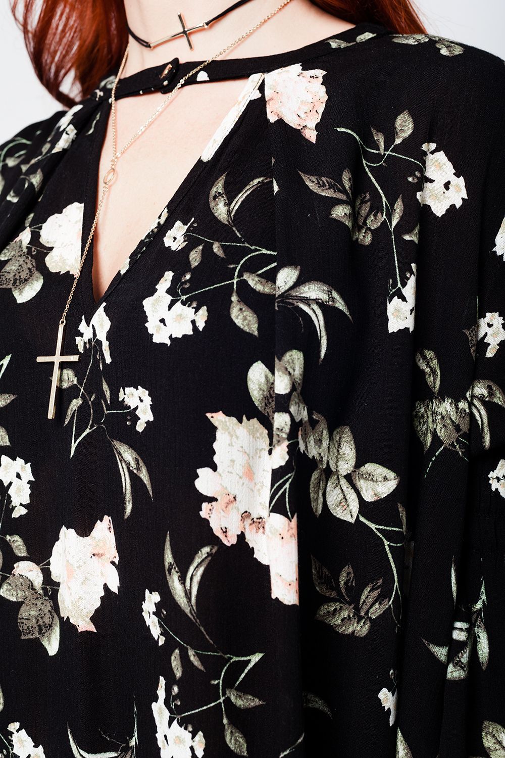 Vestido negro con estampado floral y vuelo Q2